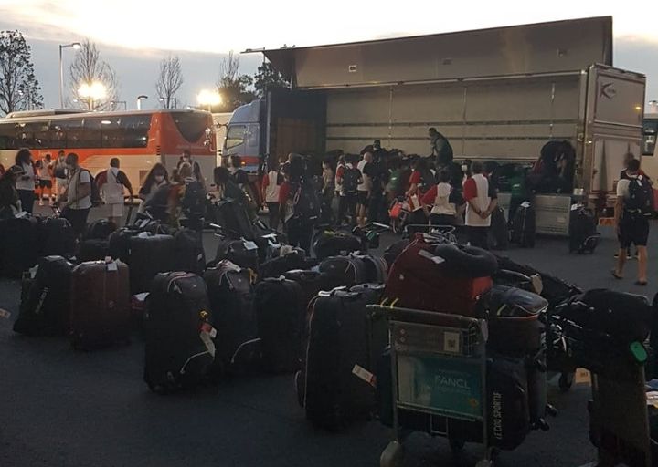 Difficile parfois de retrouver ses bagages au milieu de tous ceux des sportifs français prenant le même avion que Cécilia Berder pour rentrer en France. (CECILIA BERDER / RADIO FRANCE)