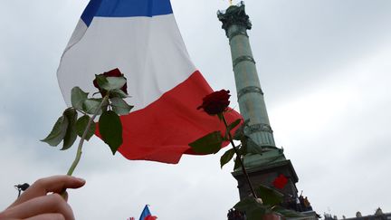 Des supporters de Fran&ccedil;ois Hollande agitent roses et drapeaux place de la Bastille &agrave; Paris. (FRANCK FIFE / AFP)