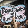 Une pancarte sur laquelle il est inscrit "Les droits des personnes trans sont des droits humains", le 18 juin 2023 lors d'une marche pour les droits trans à San Diego, en Californie (Etats-Unis). (DANIEL KNIGHTON / GETTY IMAGES)