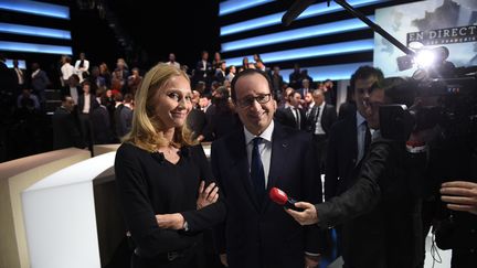 La chef d'entreprise Karine Charbonnier aux c&ocirc;t&eacute;s de Fran&ccedil;ois Hollande, sur le plateau de l'&eacute;mission de TF1 "En direct avec les Fran&ccedil;ais", le 6 novembre 2014.&nbsp; (MARTIN BUREAU / AFP)