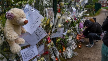 Des messages de&nbsp;condoléances et des fleurs déposées en mémoire de la petite Angélique (PHILIPPE HUGUEN / AFP)