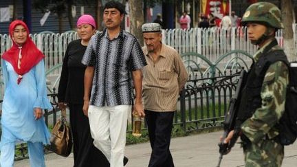 Devant le Grand Bazar d'Urumqi, le 14 juillet 2009, après les violences ethniques entre Ouïghours et Hans. (AFP PHOTO / PETER PARKS)