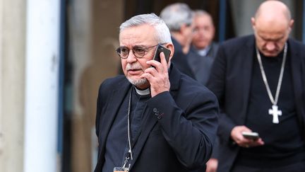 L'évêque de La Rochelle Georges Colomb passe un appel téléphonique lors d'une pause à la Conférence des évêques de France, le 7 novembre 2022 à Lourdes (Hautes-Pyrénées). (CHARLY TRIBALLEAU / AFP)