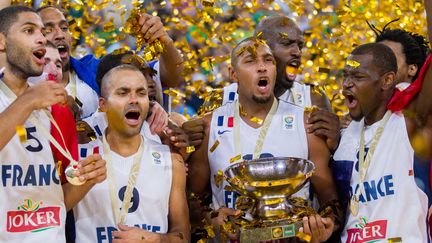 Tony Parker (2e en partant de la gauche) et ses camarades de l'&eacute;quipe de France de basket c&eacute;l&egrave;brent leur titre de champions d'Europe, le 22 septembre 2013, &agrave;&nbsp;Ljubljana (Slov&eacute;nie). (SPORTIDA / SIPA)