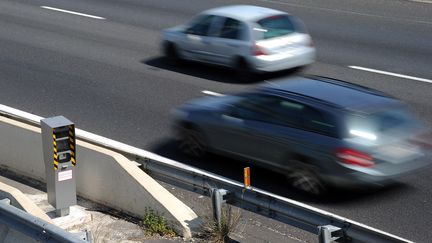 Un radar sur l'autoroute A9 &agrave; hauteur de&nbsp;Saint-Aun&egrave;s (H&eacute;rault), le 3 avril 2013. (PASCAL GUYOT / AFP)