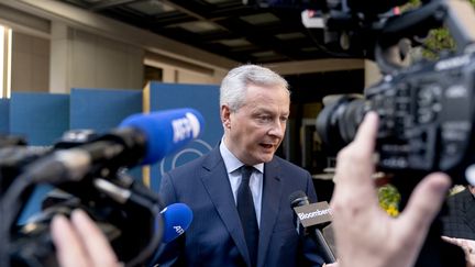 Bruno Le Maire, ministre de l'Économie,devant le siège du Fonds monétaire international (FMI) à Washington, le 12 avril 2023. (STEFANI REYNOLDS / AFP)