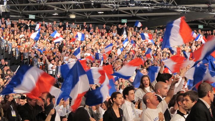 M&ecirc;me s'ils venus avec, les militants UMP n'ont pas pu sortir les drapeaux avec le logo du parti. Nicolas Sarkozy est "candidat de la France", seuls les drapeaux tricolores &eacute;taient autoris&eacute;s dans la salle. (ON)