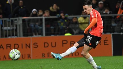 Enzo Le Fée lors d'une victoire de Lorient face à Saint-Etienne au stade du Moustoir, le 8 avril 2022. (NICOLAS CREACH / MAXPPP)