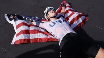 Kristen Faulkner exulte après avoir remporté l'épreuve de cyclisme en ligne aux JO de Paris, le 4 août 2024. (DAVID GRAY / AFP)