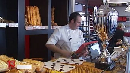 Capture d'&eacute;cran montrant&nbsp;St&eacute;phane Cazenave, boulanger &agrave; Saint-Paul-l&egrave;s-Dax, dans son magasin, en f&eacute;vrier 2015. ( FRANCE 2 / FRANCETV INFO / ESA)