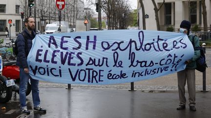 Manifestation des Accompagnants des élèves en situation de handicap à Paris, en avril 2022. (S?BASTIEN MUYLAERT / MAXPPP)