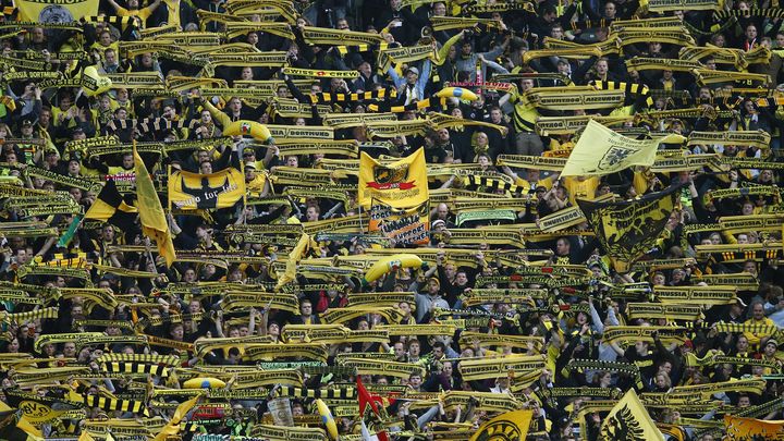 Les supporters du Borussia Dortmund lors d'un match face au Bayern Munich, &agrave; Berlin (Allemagne),&nbsp;le 12 mai 2012.&nbsp; (MICHAEL DALDER / REUTERS)