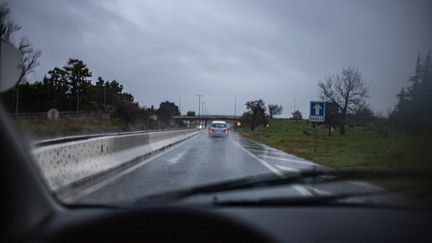 Un orage et des fortes pluies sur une route de Perpignan (Pyrénées-Orientales), le 21 janvier 2020. (IDHIR BAHA / HANS LUCAS)