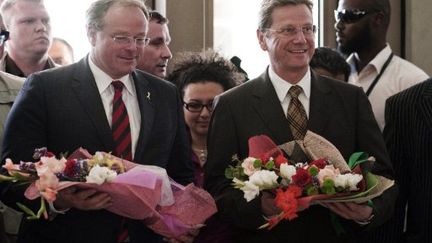 le ministre Allemand des Affaires étrangères, M.Westerwelle (D), lors d'une réunion du CNT, à Benghazi, le 13 mai 2011 (AFP/Gian Luigi Guercia)