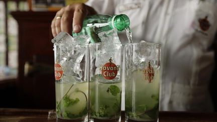 Rhum, citron vert, menthe et sucre sont les ingr&eacute;dients de base du cocktail mojito. (DESMOND BOYLAN / REUTERS)