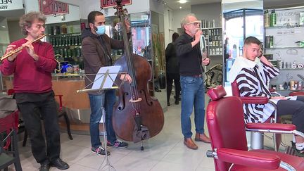 Un duo contrebasse et flûte traversière chez le coiffeur, un des 8 lieux de concerts impromptus du festival.&nbsp; (V. Galy / France Télévisions)