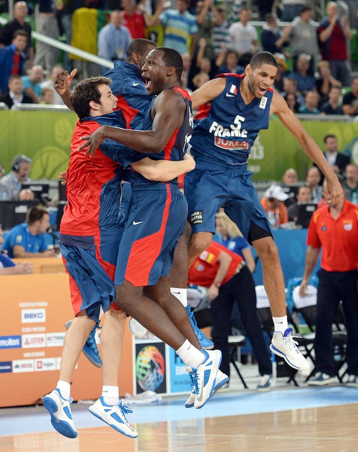 Les Bleus f&ecirc;tent leur victoire contre l'Espagne, le 20 septembre 2013, &agrave; Ljubljana (Slov&eacute;nie). ( MAXPPP)