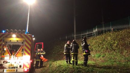 &nbsp; (Des équipes de secours en intervention près des voies ferrées de l'Isle-d'Abeau, où une mère et ses deux enfants ont été tués par un TER © RF/Axelle Labbé)