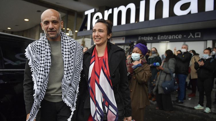 L'activiste Ramy Shaath et son épouse Céline Lebrun-Shaath à l'aéroport de Roissy, près de Paris, le 8 janvier 2022. (JULIEN DE ROSA / AFP)