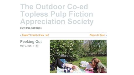 Capture d'&eacute;cran du site internet du club de lecture seins nus de New York&nbsp;The Outdoor Co-ed Topless Pulp Fiction Appreciation Society. (THE OUTDOOR CO-ED TOPLESS PULP FICTION APPRECIATION SOCIETY)