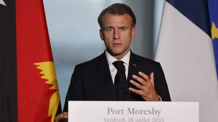 Emmanuel Macron s'exprime depuis la Papouasie-Nouvelle-Guinée le 28 juillet 2023. (LUDOVIC MARIN / AFP)