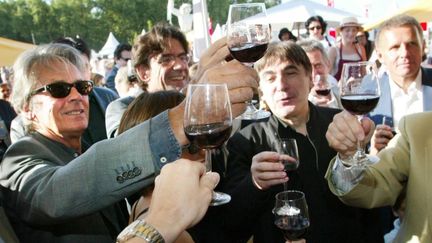 Alain Delon en 2002 à Bordeaux, aux côtés de Luc Ferry, Serge Lama et Patrick Poivre d&#039;Arvor
 (MAXPPP/BEP/C. PETIT/SUD OUEST)