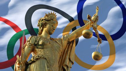 Drapeau olympique derrière une statue représentant la justice incorruptible. Photo d'illustration. (PHILIPPE TURPIN / MAXPPP)