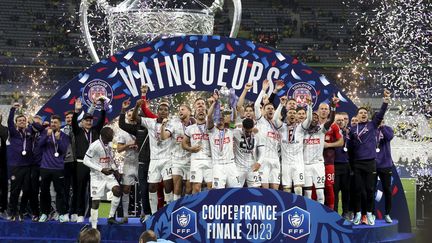 Les joueurs du Toulouse FC lors de la remise de la Coupe de France de football au Stade de France à Saint-Denis le 29 avril 2023. (JEAN CATUFFE / DPPI VIA AFP)