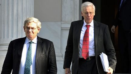 Jean Lemierre (&agrave; g.), de BNP Paribas, et Charles Dallara, directeur de l'Institut International de la finance, &agrave; Ath&egrave;nes (Gr&egrave;ce), le 20 janvier 2012. (LOUISA GOULIAMAKO / AFP)