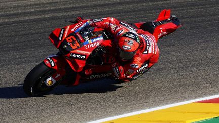 Francesco Bagnaia sur sa Ducati, lors des essais libres du GP d'Aragnon, le 16 septembre 2022. (JOAN CROS / NURPHOTO)