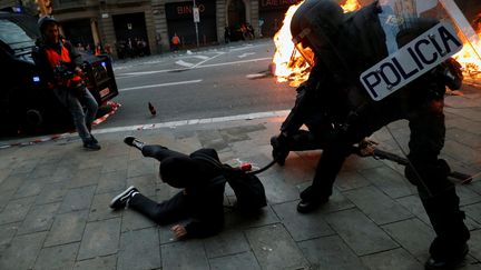 Les&nbsp;affrontements&nbsp;se sont ensuite étendus au reste du centre-ville (ALBERT GEA / REUTERS)