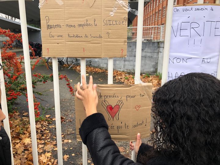 Des mots affichés sur les grilles du lycée de Villemonble (Seine-Saint-Denis). (ALEXIS MOREL / RADIO FRANCE)