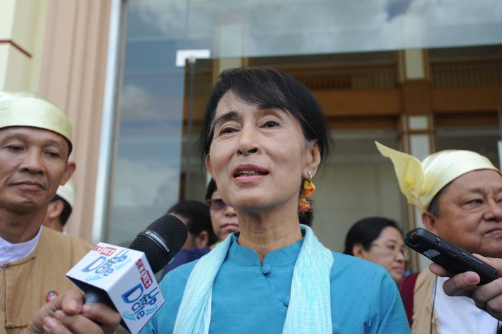 Aung San Suu Kyi &agrave; sa sortie du parlement &agrave; Naypyidaw (Birmanie), le 10 juillet 2012. (SOE THAN WIN / AFP)