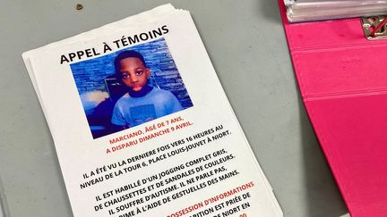 Des appels à témoins affichés à Niort (Deux-Sèvres) pour retrouver Marciano, un petit garçon de 7 ans disparu depuis le 9 avril 2023. (NOEMIE GUILLOTIN / FRANCE BLEU POITOU / MAXPPP)