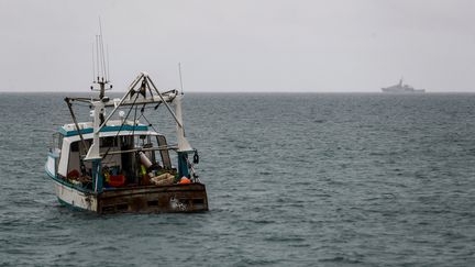 Un bateau de pêche dans les eaux au large de l'île britannique de Jersey, le 6 mai 2021.&nbsp; (SAMEER AL-DOUMY / AFP)