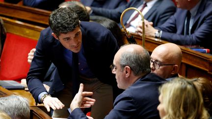 Le député LR Aurélien Pradié en grande discussion avec Eric Ciotti et Olivier Marleix, le 17 février 2023, à l'Assemblée nationale. (LUDOVIC MARIN / AFP)