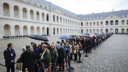 Des milliers de personnes ont fait la queue, dimanche 29 septembre, aux Invalides à Paris pour rendre hommage à Jacques Chirac.&nbsp; (KAMIL ZIHNIOGLU / AFP)