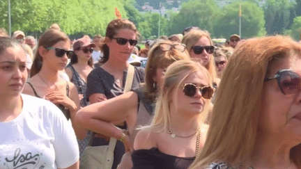 Trois jours après l’attaque au couteau qui a fait six blessés dont quatre enfants à Annecy, l’heure était au recueillement, dimanche 11 juin. De nombreux habitants se sont donné rendez-vous pour un rassemblement citoyen. (France 3)