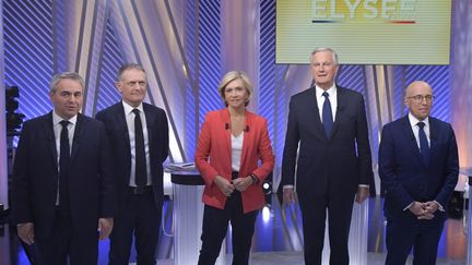 Xavier Bertrand, Philippe Juvin, Valérie Pécresse, Michel Barnier et Eric Ciotti&nbsp;posent avant le dernier débat pour l'investiture LR en vue de la présidentielle, le 30 novembre 2021, à Paris. (JULIEN DE ROSA / AFP)