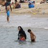 Une femme en burkini et ses deux enfants se baignent sur une plage de Marseille, le 17 août 2016. (REUTERS)