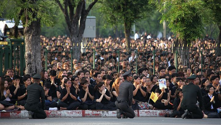 Chaque jour, des milliers de Thaïlandais, vêtus de noir, viennent&nbsp;rendre hommage au&nbsp;roi&nbsp;Bhumibol. (LIONEL DE CONINCK / FRANCE TELEVISIONS)