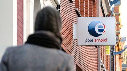 Une femme marche en direction d'une agence P&ocirc;le emploi &agrave; Arras (Pas-de-Calais), le 20 novembre 2013. (PHILIPPE HUGUEN / AFP)