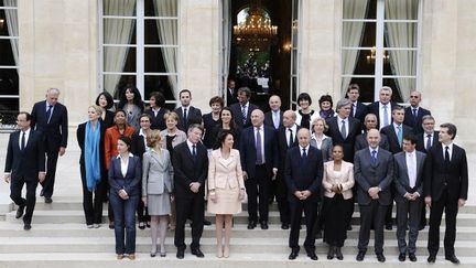 Le gouvernement r&eacute;uni pour la premi&egrave;re fois sur une photo de groupe, &agrave; l'Elys&eacute;e (Paris), le 17 mai 2012. (LIONEL BONAVENTURE / AFP)