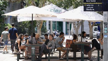 Des Israéliens sont assis à une terrasse de café, à Tel Aviv, en Israël, le 27 mai 2020. (JACK GUEZ / AFP)