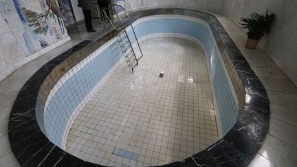 Des touristes visitent l'ancienne piscine du dictateur russe Joseph Staline dans son ancienne datcha construite en 1937 &agrave; Sotchi (Russie), le 28 janvier 2014. (ALEXANDER DEMIANCHUK / REUTERS)