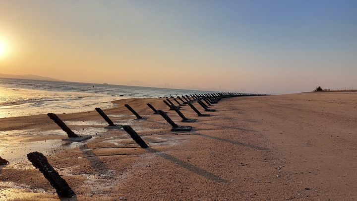 Sur l'une des plages de Kinmen, de vieux poteaux anti-débarquement datant de de la fin des années cinquante  sont encore visibles (Sébastien Berriot)