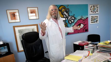 Le professeur Didier Raoult dans son bureau de l'Institut hospitalo-universitaire en maladies infectieuses de Marseille, le 26 février 2020. (GERARD JULIEN / AFP)