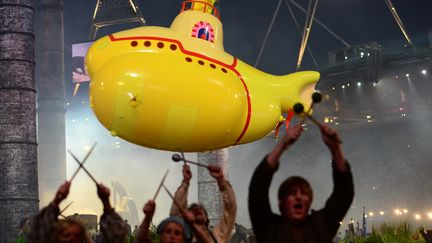 Et un "yellow submarine" qui passait par l&agrave;, clin d'oeil aux Beatles de Liverpool. (OLIVIER MORIN / AFP)