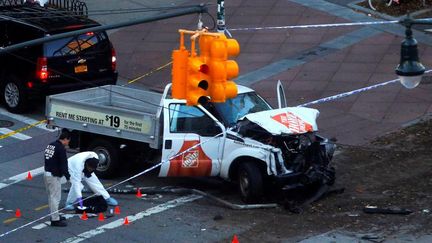 La police inspecte&nbsp;la camionnette avec&nbsp;laquelle un terroriste a tué huit personnes, le&nbsp;31 octobre 2017, à New York.&nbsp;
 (ANDREW KELLY / REUTERS)