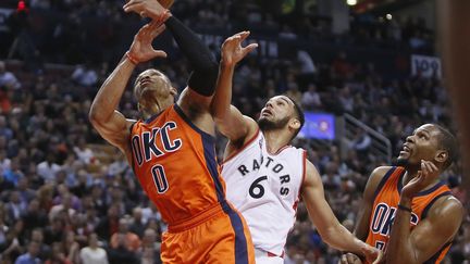 Russell Westbrook à la lutte avec Corey Joseph sous le regard de Kevin Durant (? USA TODAY SPORTS / REUTERS / X02835)